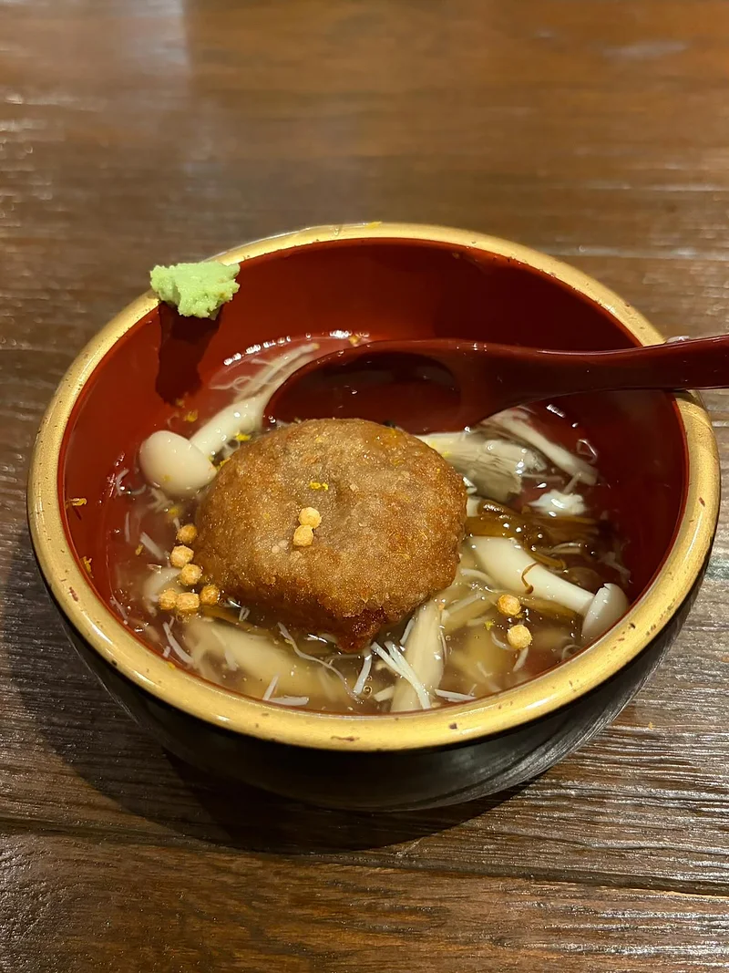 塗りの椀に盛った温かい一品