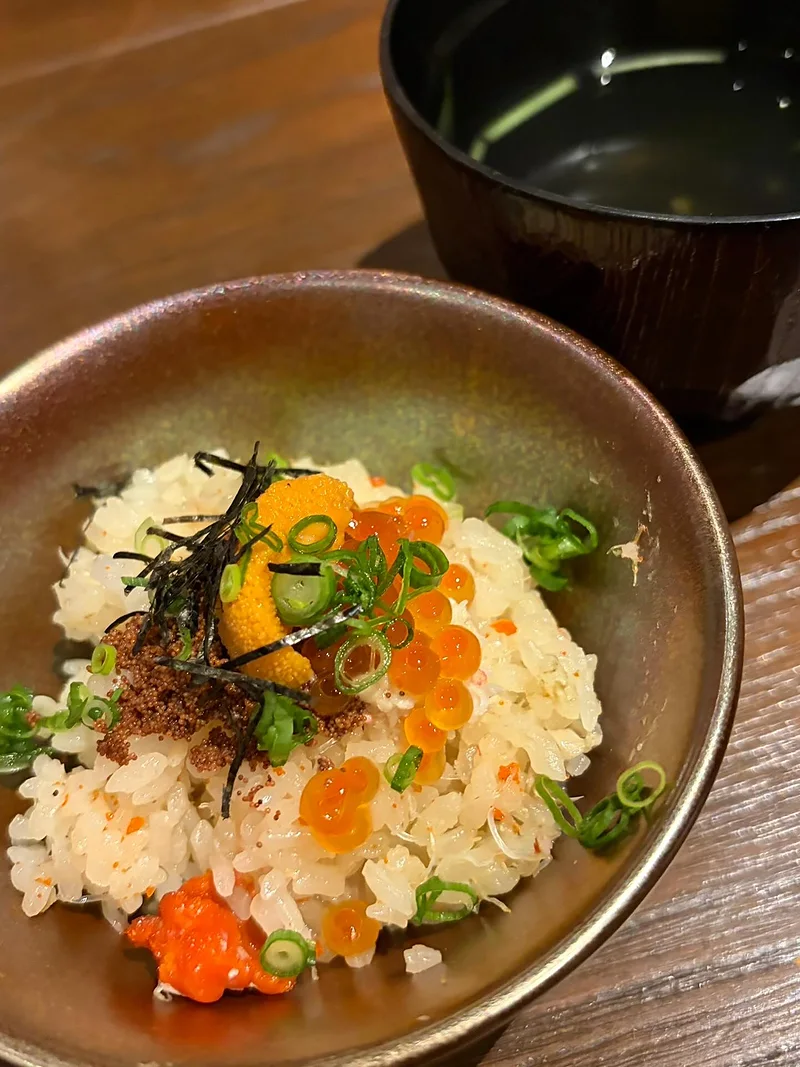 ウニといくらをのせたご飯