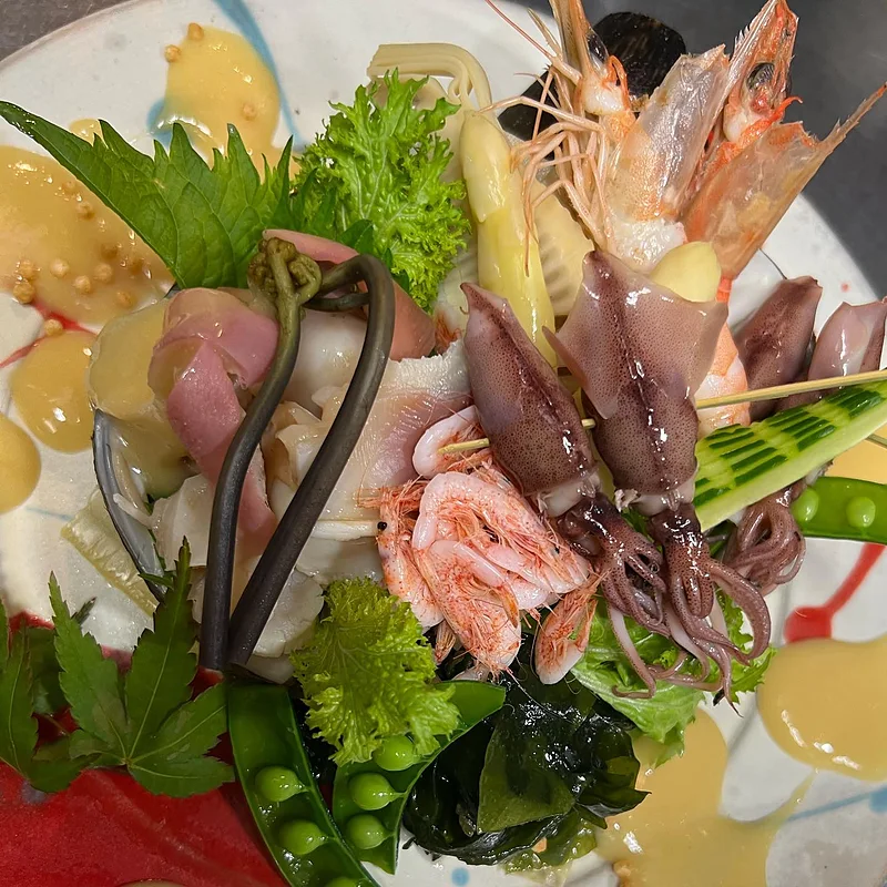 ホタルイカや海老を盛った春の一皿