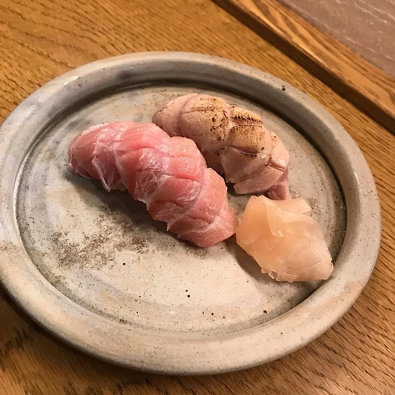 土ものの皿に盛った大トロの握り