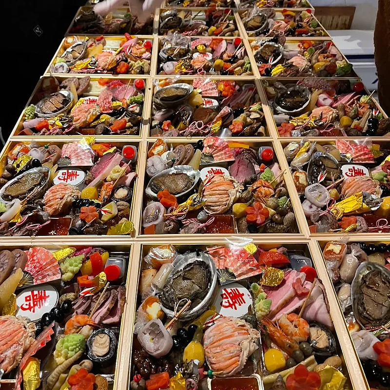 お渡しを待つ御節のお重がずらりと並んだところ