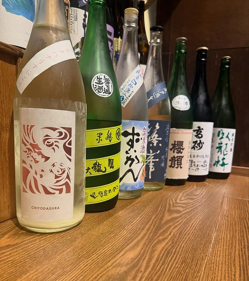 カウンターに並んだ日本酒の瓶