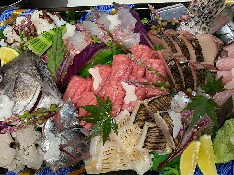 天然本マグロや白身を盛った大皿のお刺身の盛り合わせ