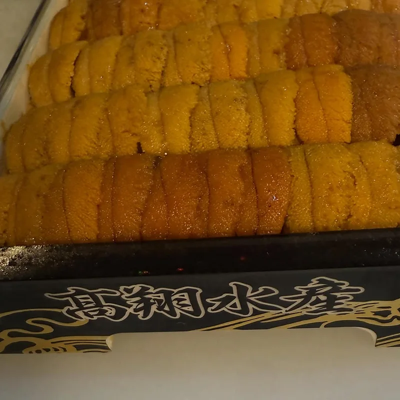 箱に並んだウニ